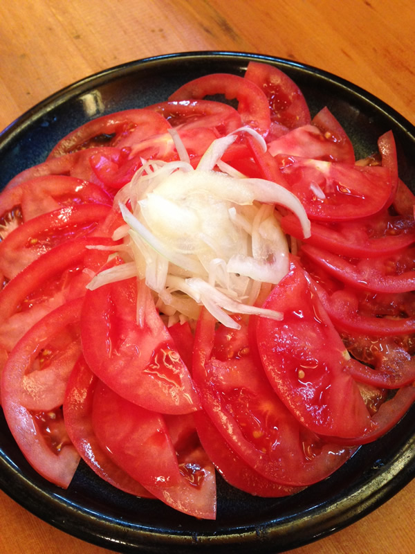 トマト玉ねぎサラダの写真